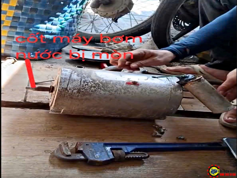 Sửa máy bơm nước giếng khoan hư cốt