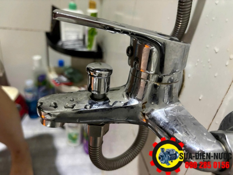 Sửa vòi nước rửa chén đêm khuya, có tính thêm phí ngoài giờ không?