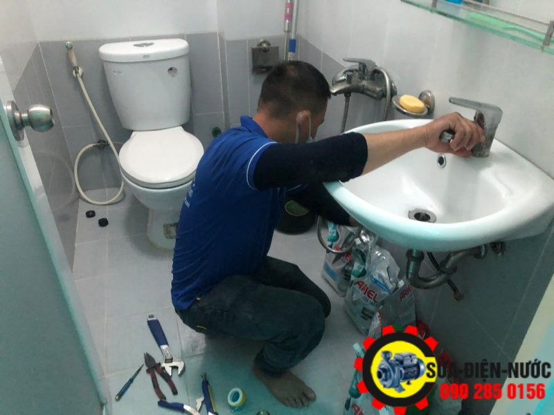 Sửa vòi nước rửa chén đêm khuya, có tính thêm phí ngoài giờ không?