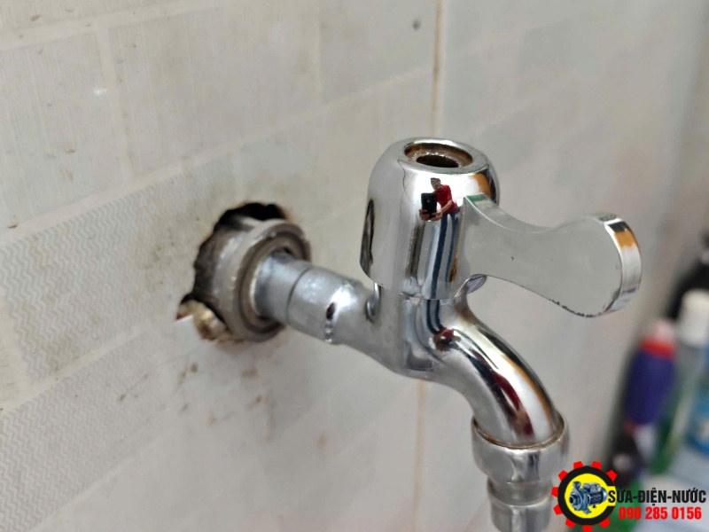 Vệ sinh dây cấp vòi nước, giá bao nhiêu tiền?